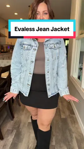 Jean Jackets are such a Fall Staple and this one is absolutely adorable and affordable! 🤩 @evaless #jeanjacket #denimjacket #fashion #fallfashion #layering 