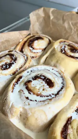 Cinnamon rolls  Ingrediente  250 gr lapte cald  1 plic de drojdie  1 ou  50 gr de zahăr  150 gr unt  450 gr făină  Dupa ce am întins aluatul am pus unt la temperatura camerei , zahăr brun și scorțișoară .  Înainte de a fi băgate la cuptor am pus peste ele 200 ml de smântână dulce pentru frișcă  La cuptor le-am băgat la 180 de grade ambele trepte cu ventilație  