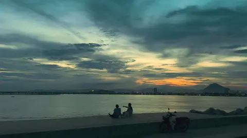 Phải đánh đổi bao nhiêu giông bão của tuổi trẻ, để đổi lại cái nắm tay khi về già.#phuyen78 #hellovietnam #dulichphuyen #chill #tamtrang 