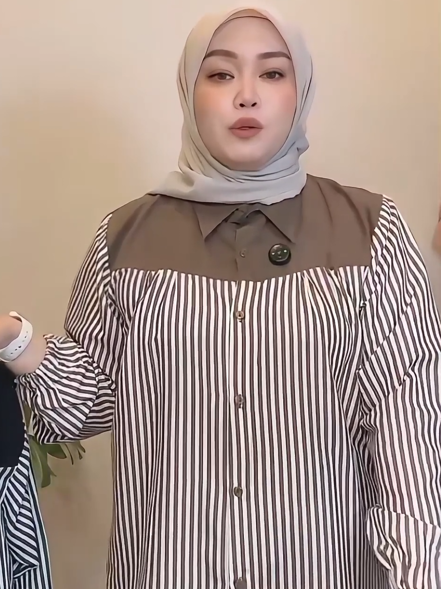 Atasan Oversize Wanita Katun Miracle | Kemeja polos mix salur | Kemeja Wanita Jumbo Muat BB 50-125 KG Basic Kancing #kemeja#kemejawanita #kemejaoversize #fypシ 