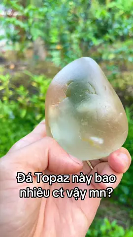 🤯 Cục đá này… có thật sự chỉ là đá cụi? Ai nhìn lần đầu cũng cười: 👉 “Đá gì to vậy, chắc nhặt ngoài suối về thôi!” Nhưng sự thật thì khác xa… 💎 Đây chính là TOPAZ thiên nhiên nặng tận 3.424 carat – một con số mà ngay cả dân đá quý cũng phải giật mình. 💎 Kích thước khổng lồ, hiếm gặp đến mức… nhiều người cả đời sưu tầm cũng chưa chắc chạm tay. 💎 Giá trị của nó không nằm ở độ bóng loáng, mà ở sự nguyên khối, thô mộc và hiếm có. 😏 Vấn đề là: 👉 Nên để nguyên dạng “cụi khủng” cho độc lạ? 👉 Hay đem đi cắt mài, biến thành viên ngọc sáng choang khiến cả giới phải sốc? Bạn chọn cách nào? ⸻ 🔥 Hashtag gợi ý: #topaz #3424ct #gemstone #gemtok #daquy    