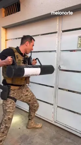 🚨 Operação “Jogo Sujo” prende casal de DJs em Teresina 🚨 Na manhã desta quinta-feira (25), a Polícia Civil do Piauí deflagrou a terceira fase da Operação Jogo Sujo e prendeu os DJs Maria Vitória (DJ Latina Gold) e Domingos Ferreira (DJ Loboox), suspeitos de envolvimento em esquemas de jogos de azar ilegais. Segundo o Departamento de Repressão aos Crimes Cibernéticos (DRCC), os investigados usavam redes sociais para divulgar cassinos online de forma clandestina. Para atrair seguidores, eles apresentavam “contas demo” que simulavam ganhos fictícios, induzindo pessoas a entrarem em apostas fraudulentas. Além do casal, a empresária Nayanna Fonseca também foi presa em um condomínio de luxo. Ao todo, oito mandados judiciais foram cumpridos em diferentes zonas de Teresina, com apoio da Superintendência de Operações Integradas (SOI). 👉 A polícia segue investigando a participação de outros envolvidos.