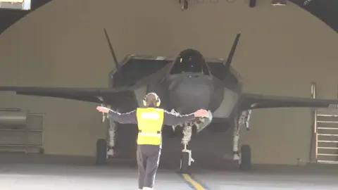 Máy bay chiến đấu tàng hình thế hệ thứ năm F-35I Adir của không quân Israel(IAF)🇮🇱 Nước này là một ngoại lệ đặt biệt khi đã trở thành quốc gia đầu tiên lựa chọn F-35 thông qua quy trình Bán hàng quân sự cho nước ngoài (FMS) của chính phủ Hoa Kỳ khi Thư thỏa thuận được ký kết vào tháng 10 năm 2010. Không quân Israel (IAF) đặt tên cho F-35 là Adir, có nghĩa là 