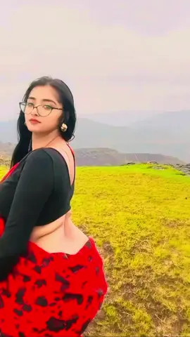 বৃষ্টিতে ভিজে প্রকৃতির মাঝে দাঁড়িয়ে যেন অন্যরকম এক অপূর্ব সৌন্দর্য। লাল শাড়ি আর মনোমুগ্ধকর পরিবেশ মিলিয়ে মুহূর্তটা অনেক সুন্দর। #beautifulgirl #rain #fyp #trending #viralvideo 