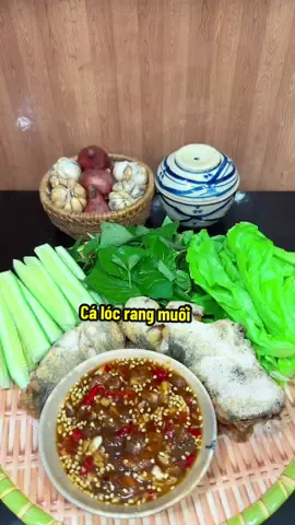 #xuhuong cá lóc rang muối, món này lạ mà ngon ngen, cuốn bánh trăng chấm mắm me là hết sẩy #bepcovang #ancungtiktok #monanngon #leanontiktok 
