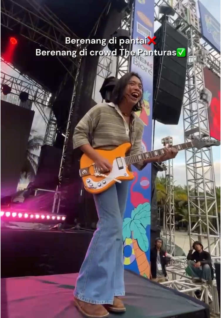 Ngakak, ga abis-abis tingkahnya ABK!!! 🤣 Toloooong dong yang tau di tag siapa yang jadi ikan di video ini. Ga kuat seru banget @The Panturas sore-sore di pinggir pantai. Sampe hari ini mimin masih ngakak kalo liat tingkahnya para ABK! Waktunya Putih Abu-abu #SiapTampilAwesome #AwesomeSkoolFest2025