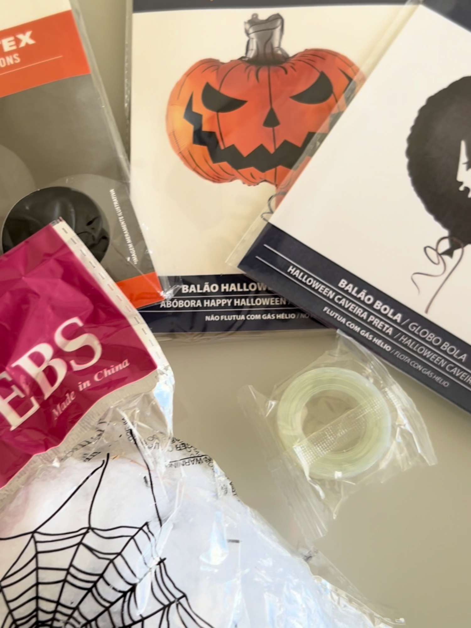 Monte a festa de Halloween dos sonhos! 🎃🕸️ Kit completo com 96 peças: balões, fita para arco e teia para uma decoração assustadora e incrível. Garanta já o seu no link! #Halloween2025 #DecoraçãoHalloween #FestaHalloween #DiaDasBruxas #HalloweenParty #HalloweenDecor #HalloweenIdeas