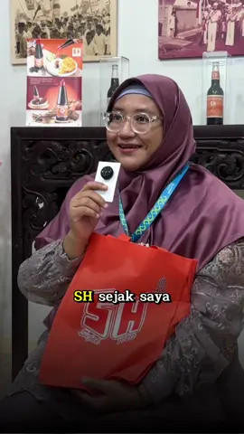 Buat Bu Aci, kecap SH bukan sekadar pelengkap rasa, tapi bagian dari kenangan kuliner Tangerang. Dari situlah lahir ide menuliskan buku sejarah kecap SH, agar generasi muda tetap kenal dan bangga dengan kuliner lokal. Kalian juga punya cerita dengan kecap SH? 👇 #kecapsh #sejarah #kuliner #kulinertiktok #fypage 