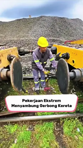 Pekerjaan Paling Berisiko: Menyambung Gerbong Kereta 🚂⚠️ #Kereta #PekerjaanUnik #FaktaNyaToko #fyp 