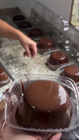 Eu sei o que é chorar por não ter dinheiro nem pro básico… 😔 Mas eu também sei o que é transformar minha cozinha em fonte de renda e ganhar até 3 mil reais por mês com os mini bolos. 🍰 Mais de 1000 mulheres já estão comigo, conquistando a independência sem sair de casa. ✨ Você vai continuar só assistindo as outras mudarem de vida, ou vai ser a próxima? 👉 O link está na bio, não deixa essa chance passar!#minibolo #receitas #cozinha #confeitaria #bolo 