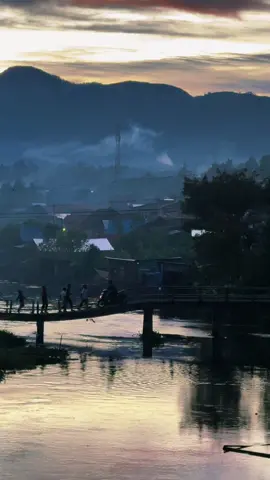 Antara sutera dan bulan - iklim ✍🏻.  #lagujiwang #iklim #lagu90an80an #lagumalaysia 