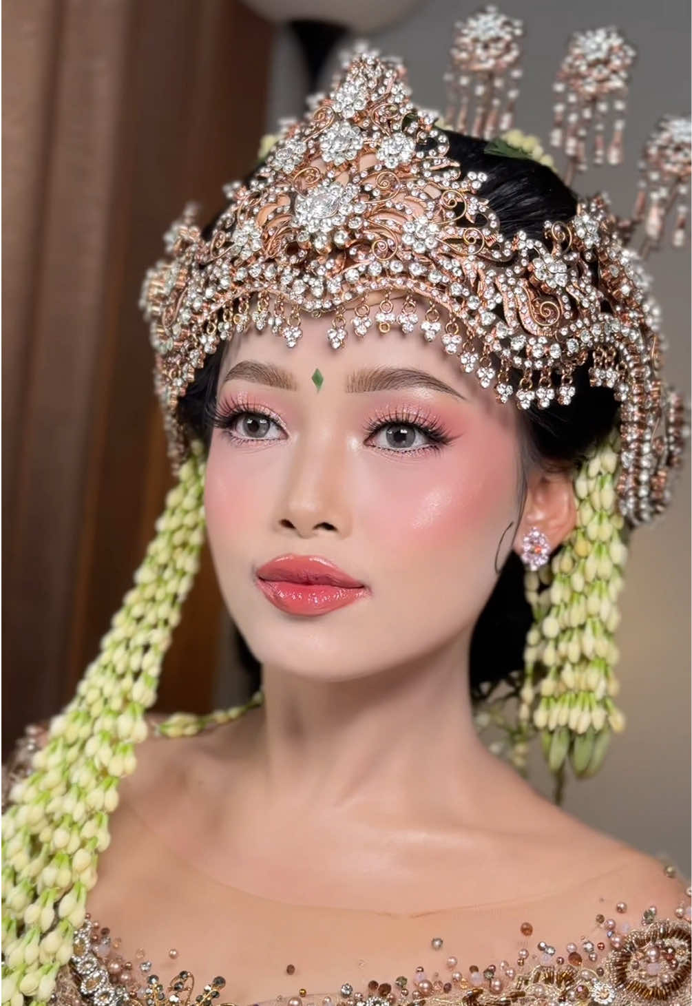 Menurut aku ini serum spray yang sangat aman untuk pencinta complexion tipissss kaya aku dan suka makeup yang satset! Dia tuh gabikin licin samsek! Padahal ada kandungan oilnya yang malah bikin makeup luntur, tp ini malah bikin makeup nempeelll padahal aku semprot berkalikali! Best sih ini aku pake serum spray dari @Wardah Beauty Official #WardahSerumSpray #SerumViral #BetterThanOtherSpray 