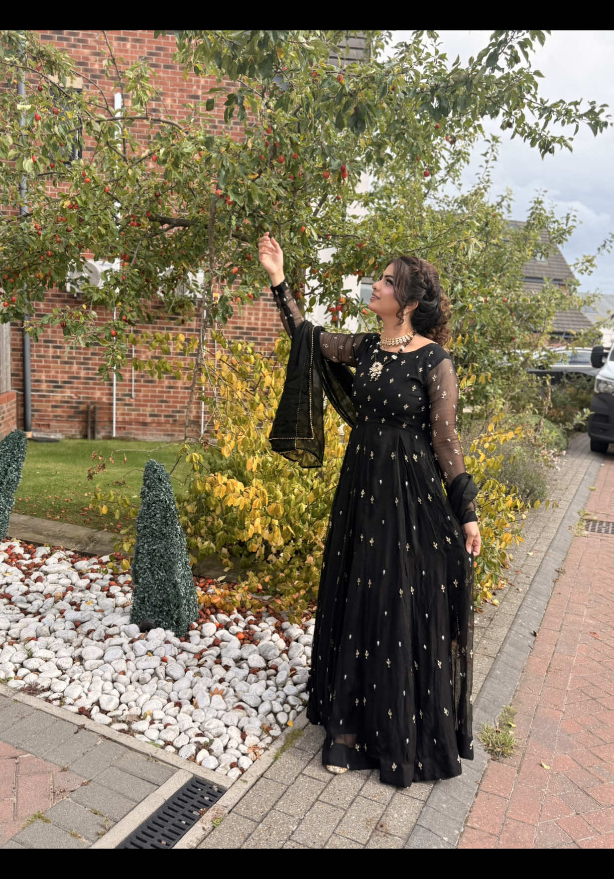 Ajj ja rhi thi ek event per ❤️ dolled up by @NUR beauty salon also mentioning her what’s app for easy contact 07383995685 #minivlog #motivation #makeup #routine #manchester 