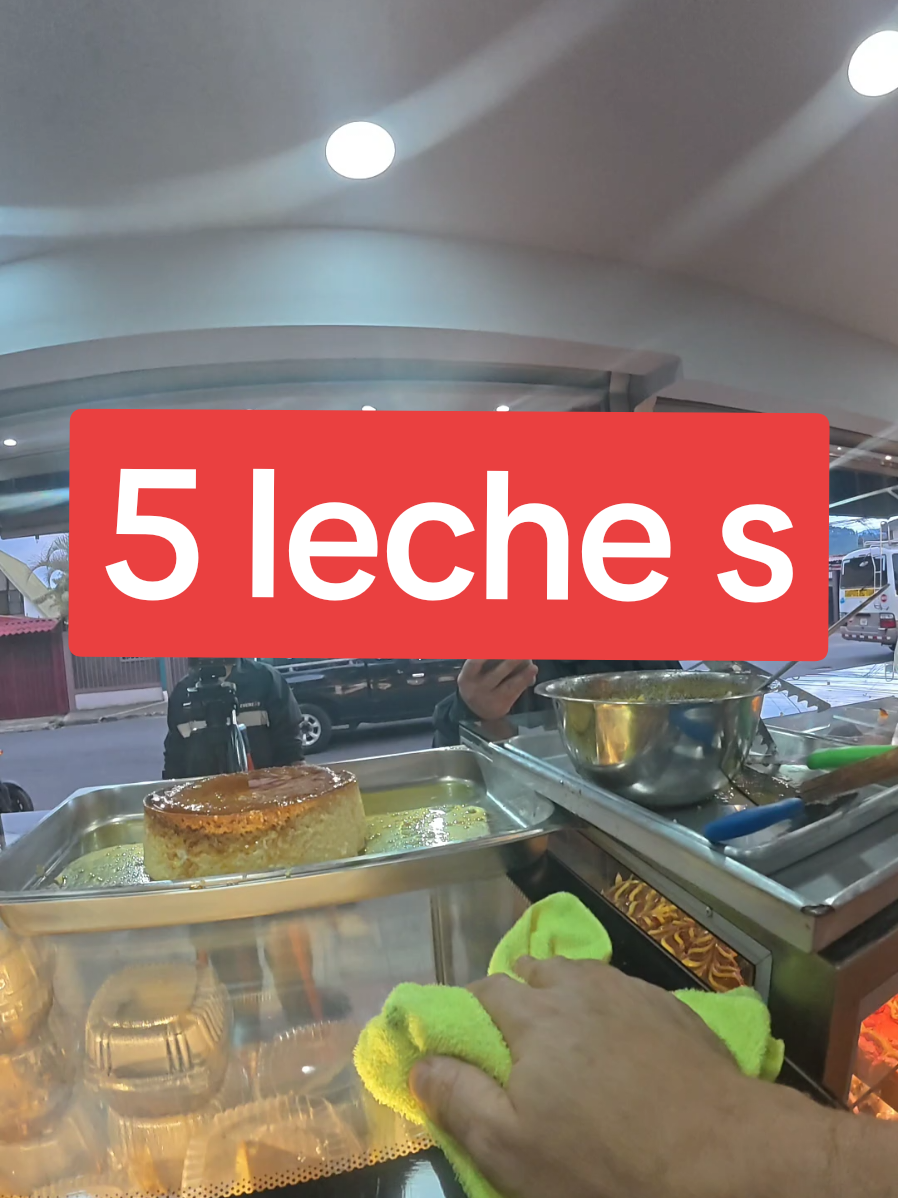 Qué alegría tan grande me da cuando mis clientes me graban preparando un delicioso cinco leches 🤩🙏. Ese apoyo me motiva y me recuerda por qué amo tanto este mundo de la panadería, pastelería y repostería, donde cada detalle lo hago con cariño y dedicación. ❤️✨ Mi agradecimiento no es solo para quien me grabó en este momento especial, sino para cada uno de ustedes, mis estimados clientes, que llegan a la Panadería Repostería Mailo’s Pizza a deleitarse con nuestras creaciones y a confiar en este emprendimiento que tanto amo. 📍 Nos ubicamos 200 metros sur de la Estación de Policía de Ingraval, San José, Costa Rica. 📲 En Waze aparecemos como Panadería Repostería Mailo’s Pizza. Si desean la ubicación, con gusto pueden escribirme al WhatsApp: +506 8704-9864. #cincoleches #panadería #pastelería #repostería #CostaRica 
