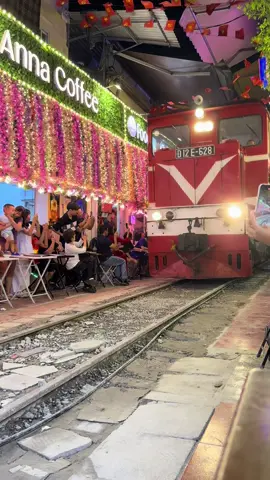 Nếu bỏ lỡ thì phải đi chuyển tàu khác. 🚂 📍Phố đường tàu Phùng Hưng. HN1/9 #phoduongtau#muathuhanoi #cafeduongtauhanoi #xh #fyb