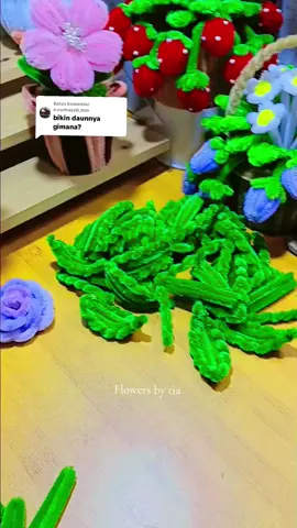 Membalas @e.nurhayati_tsm Sedikit tutorial daun stroberiiii #pipecleanerart #bungakawatbulu #buketkawatbulu #fyp #pipecleaner 