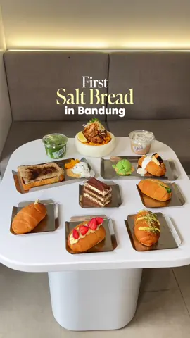 Salt Bread Pertama di Bandung sekarang hadir dengan new ambience yang lebih luas dan super cozy 😍  Dari yang dulu viral sama rotinya, sekarang kamu bisa nikmatin vibes baru di tempat yang lebih aesthetic. Ada pilihan area indoor dan outdoor, sampai spot nongki yang bikin betah lama-lama ✨ Bukan cuma ambience-nya aja yang upgrade, menunya juga makin variatif. Ada coffee dan matcha, toast manis buat team sweet, sampai rice bowl savory yang bikin kenyang tapi tetep nagih. Semua menunya bener-bener worth a try 😋💖 Jadi kalo lagi hunting cafe di bandung, ini wajib banget masuk ke list kamu 👀 #saltbreadbandung #cafebandung #kulinerbandung #placetogobandung #creatorsearchinsights 