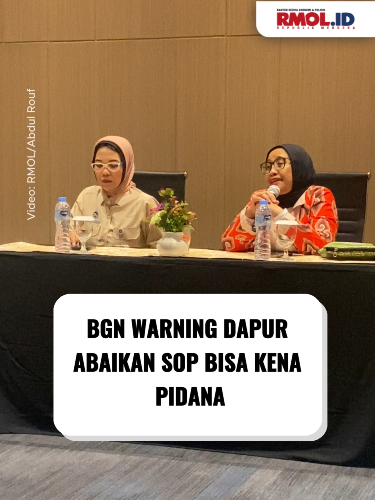 Badan Gizi Nasional (BGN) menegaskan tidak akan main-main dalam menindak dapur program makan bergizi gratis (MBG) yang tidak mematuhi standar operasional prosedur (SOP). Bahkan dapur yang bandel tidak menuntut kemungkinan diproses hukum. Wakil Kepala BGN, Nanik Sudaryati Deyang, mengungkapkan dapur di Bandung Barat sudah langsung ditutup usai temuan pelanggaran SOP. “Sudah, dari itu (keracunan massal) langsung ditutup,” kata Nanik, Kamis, 25 September 2025. Ia menjelaskan, pelanggaran terjadi karena proses memasak dilakukan jauh sebelum makanan dibagikan, sehingga melewati batas aman konsumsi.  BGN tidak menutup mata dan mengakui adanya kelemahan pengawasan. Namun, ia menekankan bahwa sanksi sudah dijatuhkan. “Dengan ditutup, SPPG ini yang rugi sebagai pihak yayasan. Dua KSPPG sekarang dinonaktifkan. Kita juga melibatkan polisi, bila teridentifikasi ada unsur-unsur pidana, atau kesengajaan, mungkin misalnya setelah nanti dites dari makanan sampel ini nanti ada zat apa-zat apa, kami pidanakan. Jadi kami tidak main-main,” tegasnya. Video Editor: Andre Rangga #rmol #republikmerdekaonline #BGN #badangizinasional #SOP #pidana #MBG