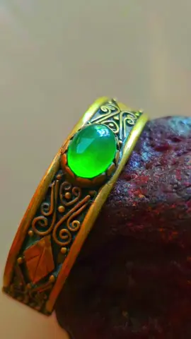 Jimat atau pusaka adalah warisan budaya yang sakral, sebuah simbol kekuatan dan keagungan leluhur yang turun temurun diwariskan. la bukan sekadar benda, melainkan penjaga nilai-nilai kebijaksanaan dan kekuatan spiritual yang telah dibangun dan dijaga selama berabad-abad. Sayangnya, kekuatan ini sering dikaburkan, disembunyikan di balik lapisan dogma modern dan narasi yang memisahkan kita dari akar sejarah kita. Bagi anak-anak pewaris kekuatan leluhur, jimatan pusaka menjadi sesuatu yang dirampas secara halus - lewat hilangnya kesadaran akan maknanya yang sejati. Kekuatan yang seharusnya menjadi hakmu, kekuatan yang ditanamkan dalam jiwamu oleh leluhur, kini diredam dan digantikan dengan nilai-nilai yang asing.  Ketahuilah, jimatan pusaka bukanlah sekadar barang mistis. la adalah simbol kedaulatan spiritual, pengingat bahwa kamu adalah bagian dari garis keturunan yang kuat. Saat kamu kembali menyadari warisan ini, kamu tidak hanya mengembalikan sesuatu yang hilang, tetapi juga membangkitkan kekuatan yang telah lama terpendam dalam darah leluhurmu. '𝐆𝐄𝐋𝐀𝐍𝐆 𝐏𝐄𝐌𝐈𝐊𝐀𝐓' #spiritual #supranatural #supernatural #leluhur #energy       