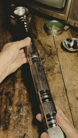 Chiếc đèn pin sắt ngày xưa… nặng trịch, sáng vàng mờ mờ, và bí mật nhất là viên pin dự phòng giấu trong nắp sau. Một ký ức nhỏ thôi mà gợi cả một trời tuổi thơ 😂 #kyuc8x9x #hoainiem #tuoitho 