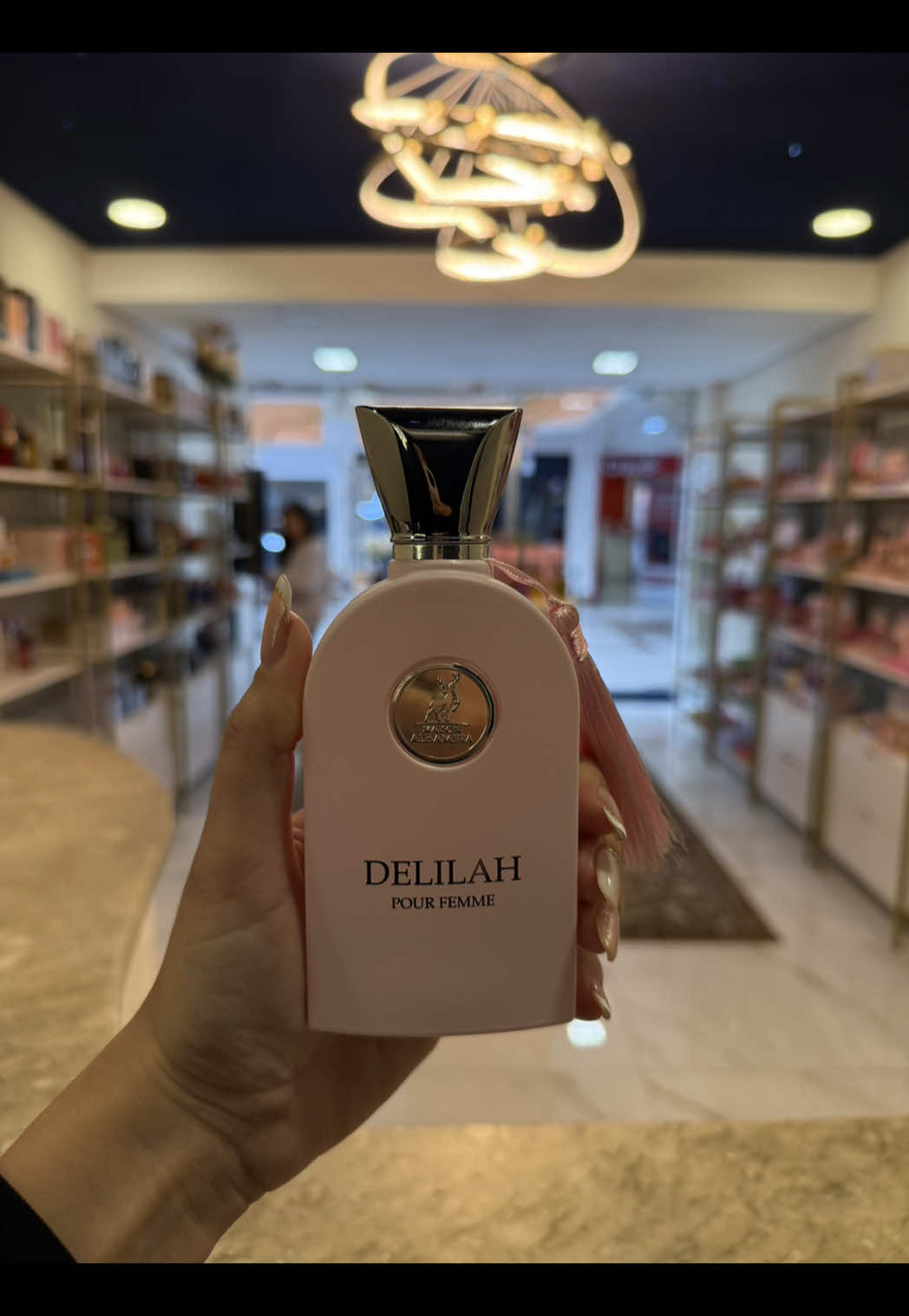 Delilah Pour Femme, da Maison Alhambra, apresenta notas de topo frutadas, um coração floral e um fundo sensual com baunilha e almíscar. A fragrância é uma inspiração do perfume Delina, de Parfums de Marly. 