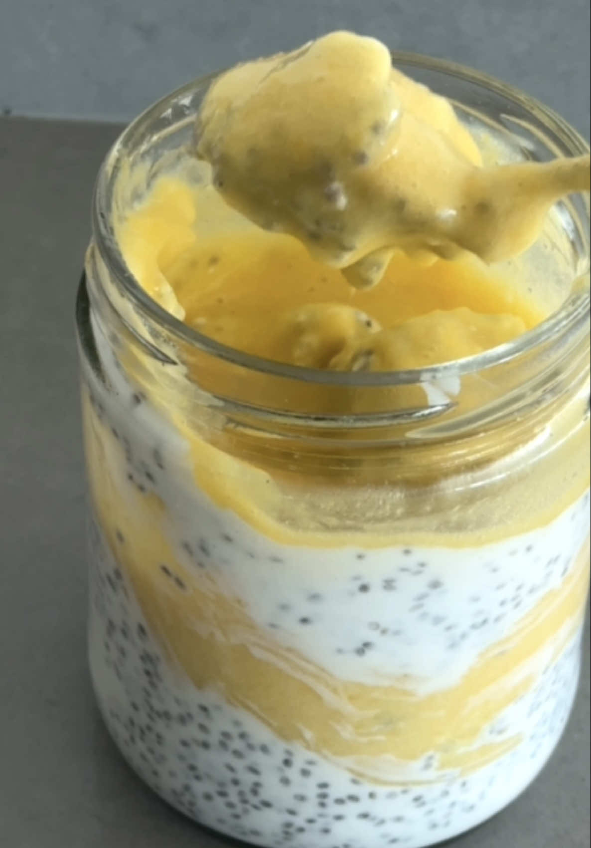 this meal preppable breakfast has 36G PROTEIN!!🙌🏼 if you don’t have a lot of time in the morning but want something that keeps you fueled and nourished + helps you hit your protein goals, you have to make this! BASE: 200g Greek yogurt 0% + 2 tbsp chia seeds MANGO PUREE: 8-10 frozen mango cubes blended with 1/2 scoop vanilla protein + 1/8 cup water #mealprepideas #chiaseeds #chiapudding #proteinrecipes #breakfastideas 