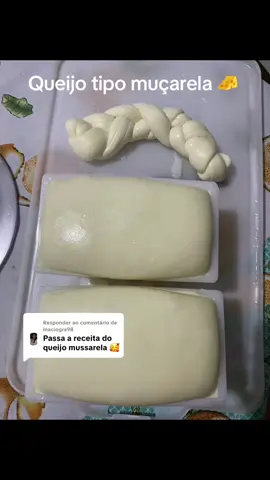 Respondendo a @Inaciogra98 Muçarela caseira; 10 litros de leite  1 tampinha de colaguante  300ml de soro  Observação se ela não pegar sal enquanto estiver na panela, tem a opção de fazer uma salmoura com água fria e sal e assim que colocar na forminha, coloca ela dentro da salmoura por alguns minutos. No outro dia pra desenformar coloque água pra esquentar ponha a forminha dentro dessa panela com água quente e pronto, desenforma bem rápido e fácil. #muçarela #mussarela #queijo #queijocaseiro 