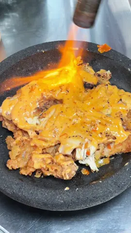 Nyobain ayam geprek di purwokerto dengan saos yang bervariatif Ada ayam geprek saos rendang,mentai,salted egg dan asam manis. Selain saos yang bervariatif,mereka juga pake bayam goreng di atasanya. Yang bikin tambah enak  & gurih Ini bisa jadi rekomendasi kuliner kalian di Purwokerto kalo bosen sama makanan yang itu-itu aja. 📍Foodcourt Sobat Dahar Belakang UMP Dukuhwaluh Purwokerto ⏰ 10.00 - 21.00 WIB #kulinerpurwokerto #infopurwokerto #rekomendasitravelingngapak #ayamgeprek #prekzilla 