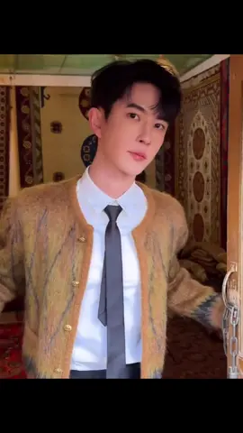 Hết hi vọng rồi hả anh,không còn tia hi vọng nào là phơi bày sự thật rằng anh k như thế hả,em sốc thật sự,mấy ngày nay k thể ra thêm vd,thương anh quá trời,bây h chìm dần vào quên lãng r,nhưng em sẽ k quên,em sẽ chờ vào một ngày đc lộ ra chuyện 6 mà họ che đậy mà k chịu công khai,Lung ơi anh đi nhé,đi đến nơi hạnh phúc hơn nhé,hãy đi đừng quay lại nơi đã khiến anh đau khổ thêm lần nào nữa,mãi nhớ về anh Tứ ca🖤#yumenglong #于朦胧 #yumenglong于朦胧 #xh 