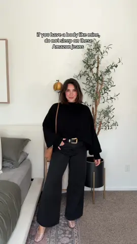 These jeans are the perfect fall staple and on sale right now :) #midsizefallfashion #midsizeoutfits #midsizestyle #size10jeans 