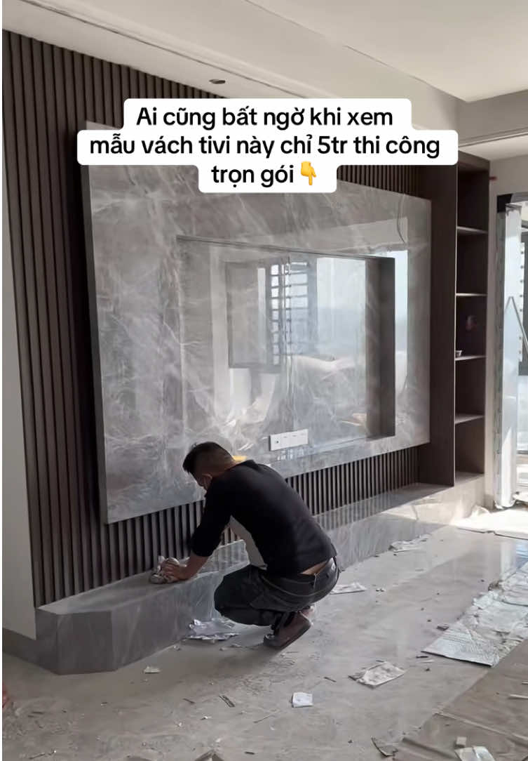 Ai cũng bất ngờ khi xem mẫu vách tivi này chỉ 5tr thi công trọn gói. Chọn vách tivi phòng khách đúng chuẩn giúp nâng tầm không gian sống, tạo nên nội thất sang trọng #thietkenhadep #noithathiendai #thicongnoithat #noithatdep #thietkenoithat 