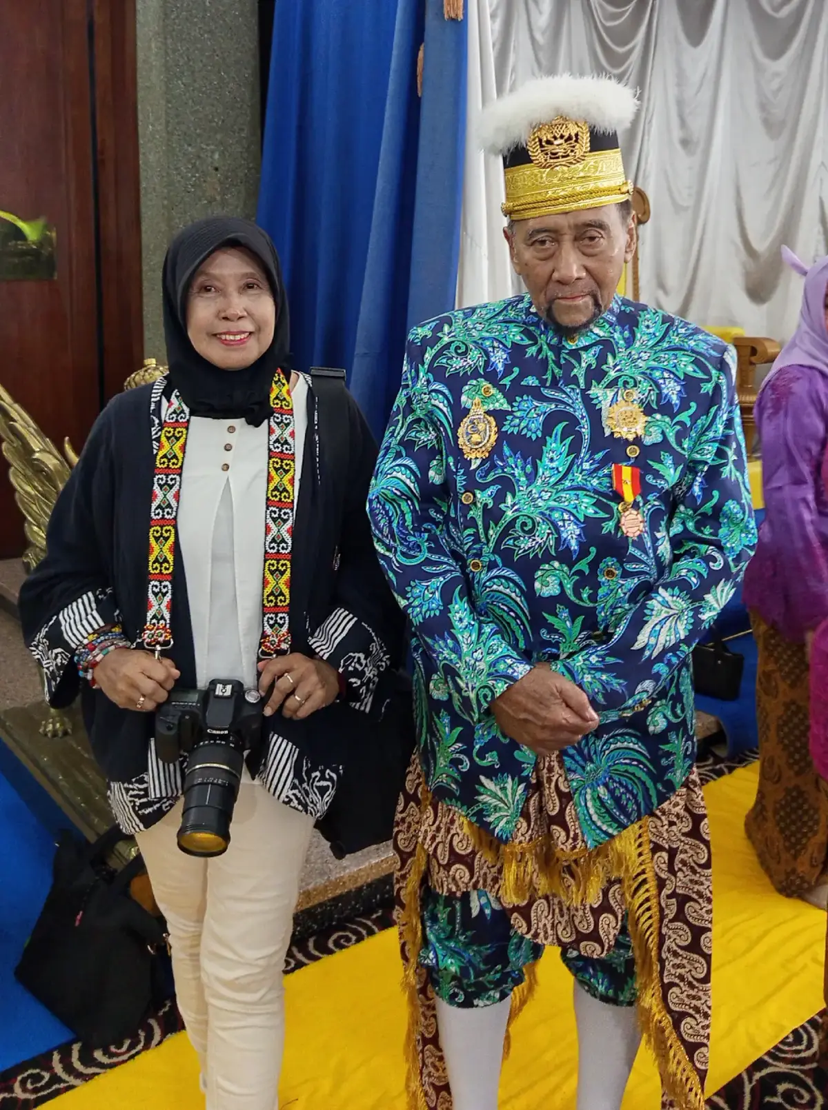 Sultan Kesultanan Kutai Kartanegara Ing Martadipura....  Erau 2025 Bepelas 3 Prosesi Ritual Erau Adat Kutai Ada kesempatan photo bersama Sultan 😘 #jangkauanluas  #fypviralシ  #bepelas  #kutaikartanegara  #tenggarong # #kutai  #erau2025  #kalimantantimur