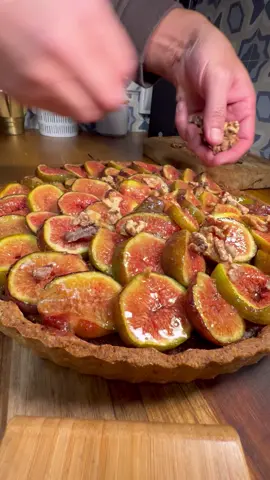 Tarte aux figues et noix  Pâte:  250 gr de farine  125 gr de beurre  80 gr de beurre  80 gr de sucre  Un jaune d’œuf  10 cl d’eau  3 gr de sel  5 gr de vanille  Frangipane:  2 jaunes d’œuf  60 gr de sucre 60 gr d’amandes moulue  60 gr de figues mixés  @Béni sidel #rif #cuisine #nador #alhoceima_الحسيمة #melilla 