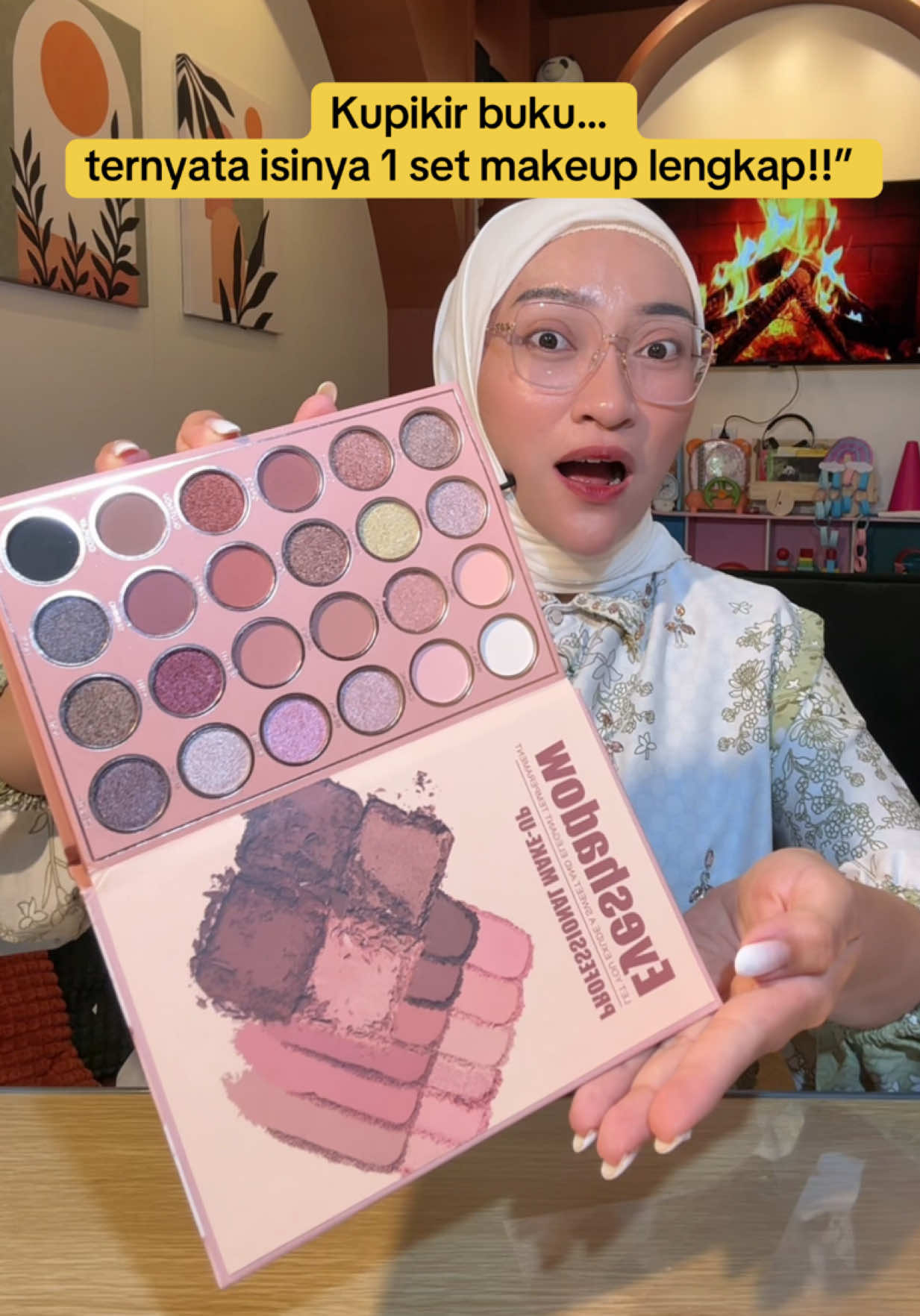 📖✨ “Kupikir buku cerita… pas dibuka isinya lipstik, eyeshadow, bedak, sampai contour lengkap banget! Praktis banget buat yang suka dandan tapi gak mau ribet bawa banyak barang. Satu buku = semua makeup ada. Cantik jadi lebih gampang, hemat tempat pula!” 💄💋. . #makeup #p#promoguncang99g#gajiansale#ModalKontenDoang 