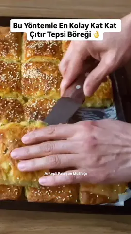 Kızlaarrr‼️ toplanıııınnn 🥳🙋 #anteplifatoşunmutfağı Görsel sahibi @antepli_fatosun_mutfagi 👈👏 Hepinize merhaba 😍benim değerli can takipçilerim 🥰 Bugün sizlere yapımı çok kolay ve pratik kat kat nefis bir börek tarifiyle geldiğim çok beğeneceğiniz umduğum bu dışı çıtır içi kat kat ve su böreği gibi yumuşak tepsi böreğinini umarım sizde dener ve beğenirsiniz 😋  Kat kat çıtır tepsi böreği yapımı,  Kullandığım su bardağı 200 ml  Kullandığım çay bardağı 100 ml  Fırının sıcaklığı 190 derecedir  ortalama pişme süresi 40 dakika pişme  Süreniz fırınınız ısısına göre değişebilir  Gerekli malzemeler ✨  1 su bardağı su 200 ml  1 su bardağı süt 200 ml  1 çay bardağı yoğurt 100 ml  1 çay bardağı sıvı yağ 100 ml  2 yemek kaşığı sirke  1  yemek kaşığı şeker  1 tatlı kaşığı tuz  1 paket kabartma tozu  6 su bardağı un  Unu kontrolü ekleyelim lütfen İç harcı için  4 adet patates   Yarım demet maydanoz  2 adet kuru soğan  Yarım çay bardağı zeytinyağı 50 ml  Pul biber, karabiber ve yeteri kadar tuz  Hamuru yağlamak için  Eritilmiş tereyağ yâ da margarin 150 gram  Bir çay bardağı sıvı yağ  Üzeri için  Kalan yağ karışımı  1 yumurta sarısı  Susam  yapılışı  hamur için gerekli malzemeleri eklemek ele yumuşak bir hamur yoğurun yoğrulan hamuru hiç dinlendirmeden iki eşit bezi yapın ve daha sonra bezeler üzeri örtün 20 dakika dinlendirin,  dinlenen bezeleri videodaki gibi şekil veriyi tepsisinin içine dizin  üzeri örtün 20 dakika tepsi mayası yapın, üzerine yumurta sarısı ve kalan tereyağ karışımını sürün, biraz  Susam serotikten sonra daha önceden hazırlanmış 190°'de altı üstü  nar gibi kızarana kadar pişirin 😋🥰 Afiyet olsunnn 💐 #börek #keşfet #antep #pratiktarifler    