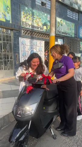 Quien quiere flores amarillas… a mi regálame una moto eléctrica 🥹💖✨ Ahora Mercedes dejará de gastar en pasajes y taxis ¿Y tú, que estás esperando? Ven por la tuya a Av. Universitaria 6194 Los Olivos 😎 #motoelectrica #trimotoelectrica #bicimotoelectrica #scottereletrica #parati