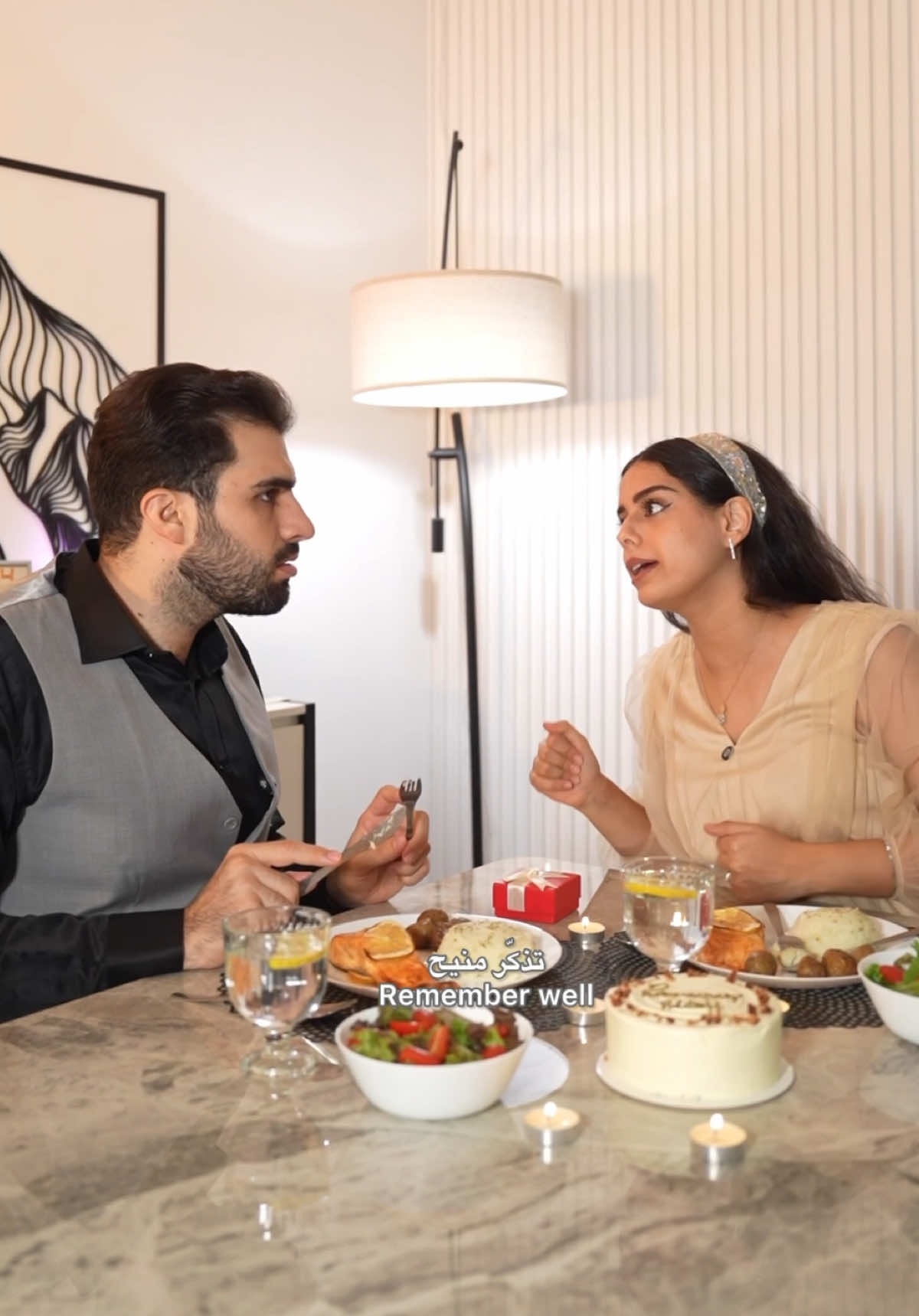 بنات، ليش الشباب ما بيفهموا التلميح من أول مرة؟!😩  المهم، لو أنتوا كمان بدكم تاخدوا فكرة عن خواصّ الSamsung Galaxy، فيكم تشوفوهم على trygalaxy.com 🤍 @Samsung Arabia  #Samsung #TryGalaxy #marriedlife #couplecomedy 