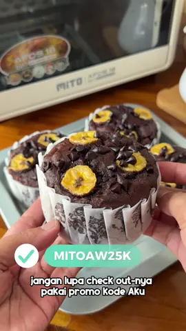 Cup / ring yg dipakai diameter 10cm , tinggi 5cm  Hasil : 4 cup  Bahan: 300 -350 gr  pisang kematangan *sy pakai pisang raja bulu 70 gr dark brown sugar 80  gr gula pasir 2 butir telur 1/2 sdt  vanilla pasta  80 gr butter leleh 40 gr minyak sayur 210 gr terigu protein sedang 30 gr coklat bubuk 1 sdt baking powder 1/2 sdt baking soda 1/4 sdt garam 100 gr chocolate chip / sesuai selera Cara:  🍌lumatkan pisang, masukkan telur , gula & vanila aduk rata 🍌 masukkan mentega leleh & minyak , aduk rata  🍌masukkan bahan kering, aduk rata, terakhir masukkan chicochips,   aduk rata  🍌panggang dengan suhu 160°C -/+ 45 menit ** menyesuaikan oven masing-masing  Topping :  Chocochips & pisang  #AFOS #OVENMITO #OVENAIRFRYER #OVEN #AIRFRYER