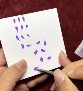 Mấy chị muốn cánh hoa mềm mại thì chịu khó luyện từng nét cơ bản, nét nào chắc nét đó rồi hãy ghép cánh lại thành hoa. Nhấn đầu về đuôi thì mình giở cọ lên thì nó sẽ nhọn thôi nè … cố lên chị em 😘#nail #bếnluc62longan #bếnlức #nailhoacuc #cọhoacúc 