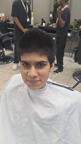 SHE DIDNT WANT A LINE UP JUST NATURAL 1 GUARD ALL OVER #HAIRSTYLING #haircut #studentbarber 