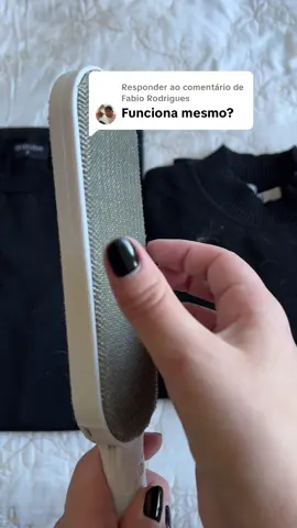 Respondendo a @Fabio Rodrigues Essa escova mágica removedora de pelos é a salvação aqui em casa, temos muitos gatos e precisamos estar sempre tirando pelos das roupas, do lençol, do sofá… E pra tudo usamos ela! Recomendamos! #escovaremovedoradepelos #gatos #casaorganizada 