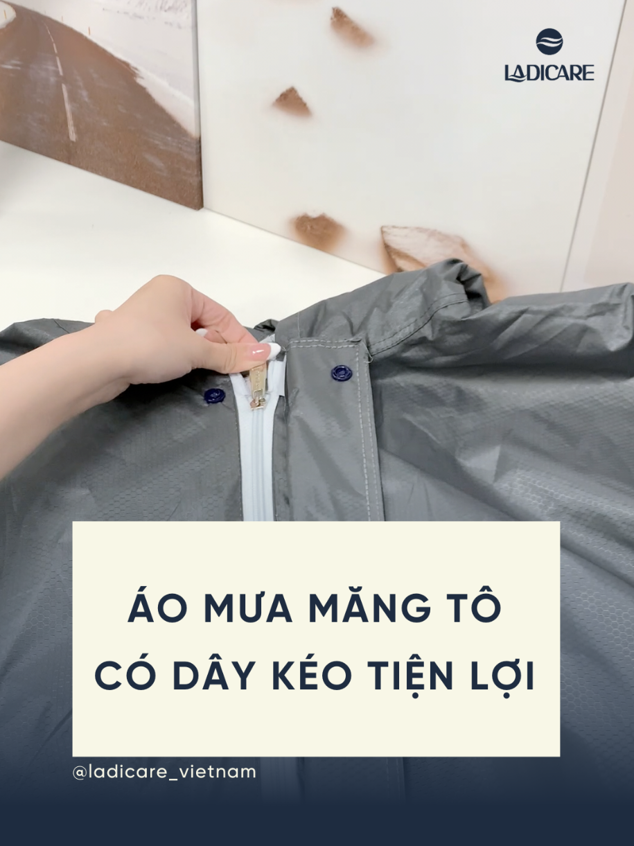 Áo mưa măng tô có dây kéo tiện lợi, xoá bỏ nỗi lo mặc áo mưa vướng víu mất thời gian nè 😍 Mua ngay tại giỏ hàng nha 🛒 #aomua #aomuacanhdoi #aomuabit #aomuamangto #ladicare 