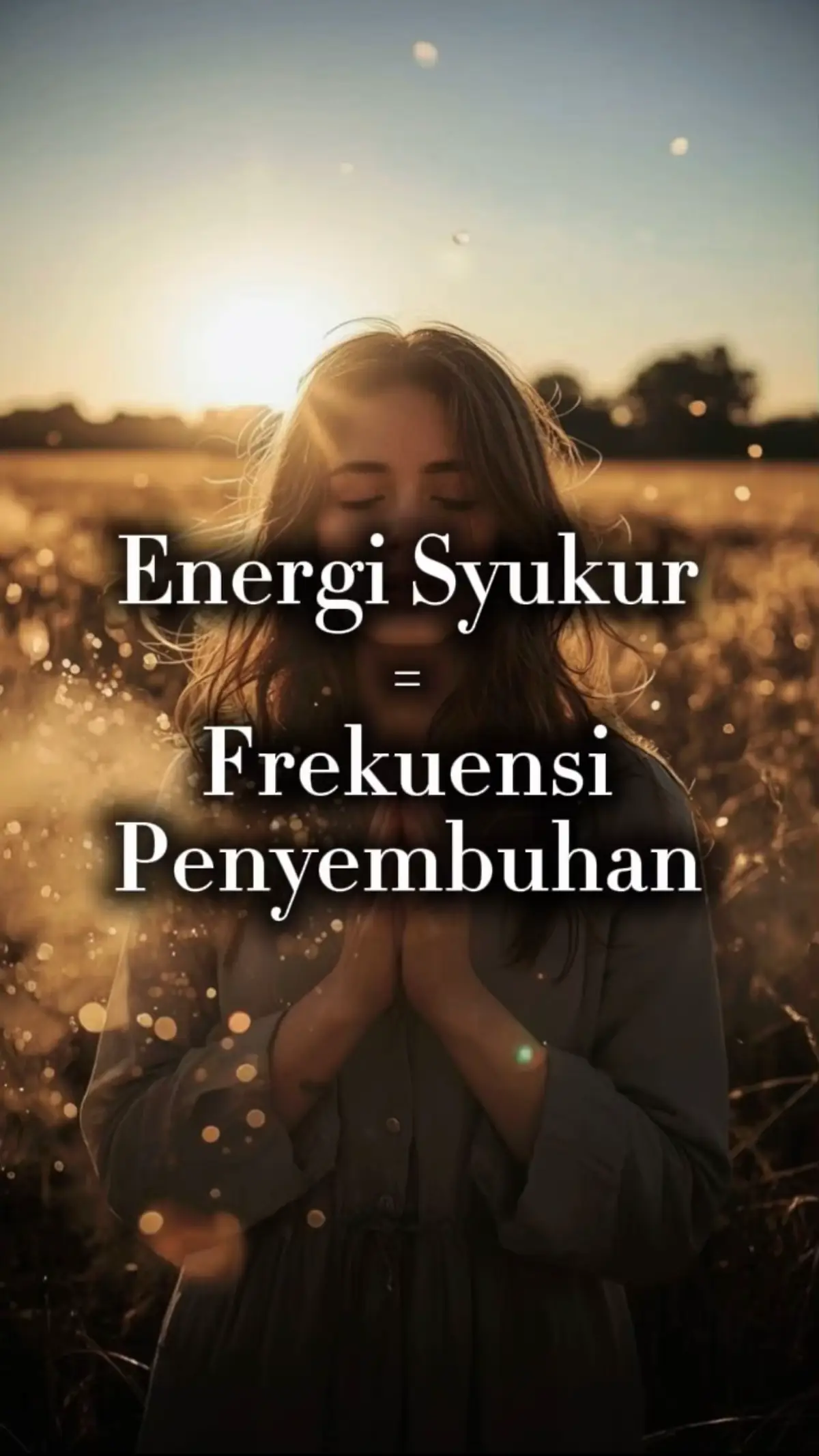 Banyak orang berdoa dari energi kekurangan → “Aku ingin… karena aku belum punya.” Tapi doa yang dipenuhi syukur → “Terima kasih, karena aku sudah cukup” → memancarkan frekuensi yang menarik kelimpahan. Jadi, syukur bukan hanya penyembuhan, tapi juga kunci manifestasi. 🌬️ Praktik Advanced Energi Syukur 1. Meditasi Syukur Somatik •Tarik napas dalam, bawa kesadaran ke jantung. •Bayangkan jantungmu memancarkan cahaya ke seluruh tubuh. •Ucapkan dalam hati: “Terima kasih tubuhku, terima kasih hidupku.” •Rasakan hangatnya syukur menyebar ke sel, organ, dan auramu. 2. Jurnal Syukur • Tulis 3 hal setiap hari yang kamu syukuri. • Bukan hanya fakta, tapi rasakan emosinya. • Ini menanamkan vibrasi syukur dalam sistem saraf. 3. Syukur di Tengah Tantangan • Latih melihat pelajaran di balik luka atau kegagalan. • Dengan begitu, energi syukur melampaui situasi → inilah yang menyembuhkan trauma. 4. Syukur Kolektif • Syukur tidak hanya individual. Saat kelompok bersama-sama mengucapkan syukur (doa, meditasi, upacara), medan energi kolektif menguat → menyembuhkan ruang dan lingkungan sekitar. #spiritualawakening #aurahealing #energi #spiritualjourney #innerhealing                     