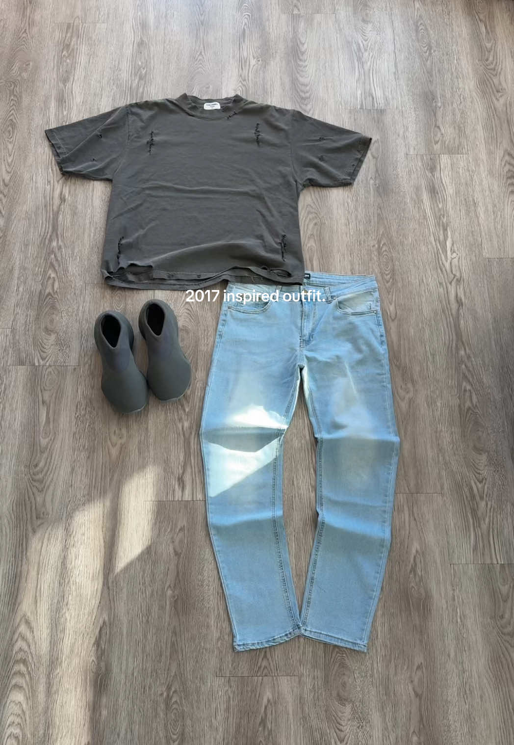 Bottom 2 fits of all time I’ve ever put on ✌️ #mensfashion #streetwear #yeezy 