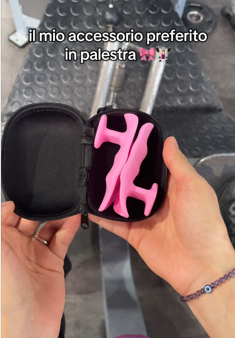Se vai in palestra guarda questo 🎀👀 #allenamento #GymTok #palestra #gymgirl #fitnessitalia  Questo grip ergonomico e antiscivolo è pensato per gymbro e gymgirl italiani che vogliono migliorare le prestazioni negli allenamenti di forza, muscolazione e ipertrofia. Perfetto per esercizi di trazione come trazioni alla sbarra, lat machine, rematore, curl bicipiti, stacchi e allenamenti ai cavi. Il design si adatta a qualsiasi mano, riduce l’affaticamento degli avambracci e ti permette di sollevare più peso mantenendo la tecnica corretta. Un accessorio di fitness e bodybuilding indispensabile per chi frequenta la palestra e vuole aumentare volume, resistenza e controllo. Compatibile con manubri, bilancieri e macchine da trazione, ideale per principianti e atleti avanzati. In ogni allenamento avrai più potenza, più comfort e più sicurezza. Se sei un vero appassionato di palestra, questo accessorio non può mancare nel tuo borsone.