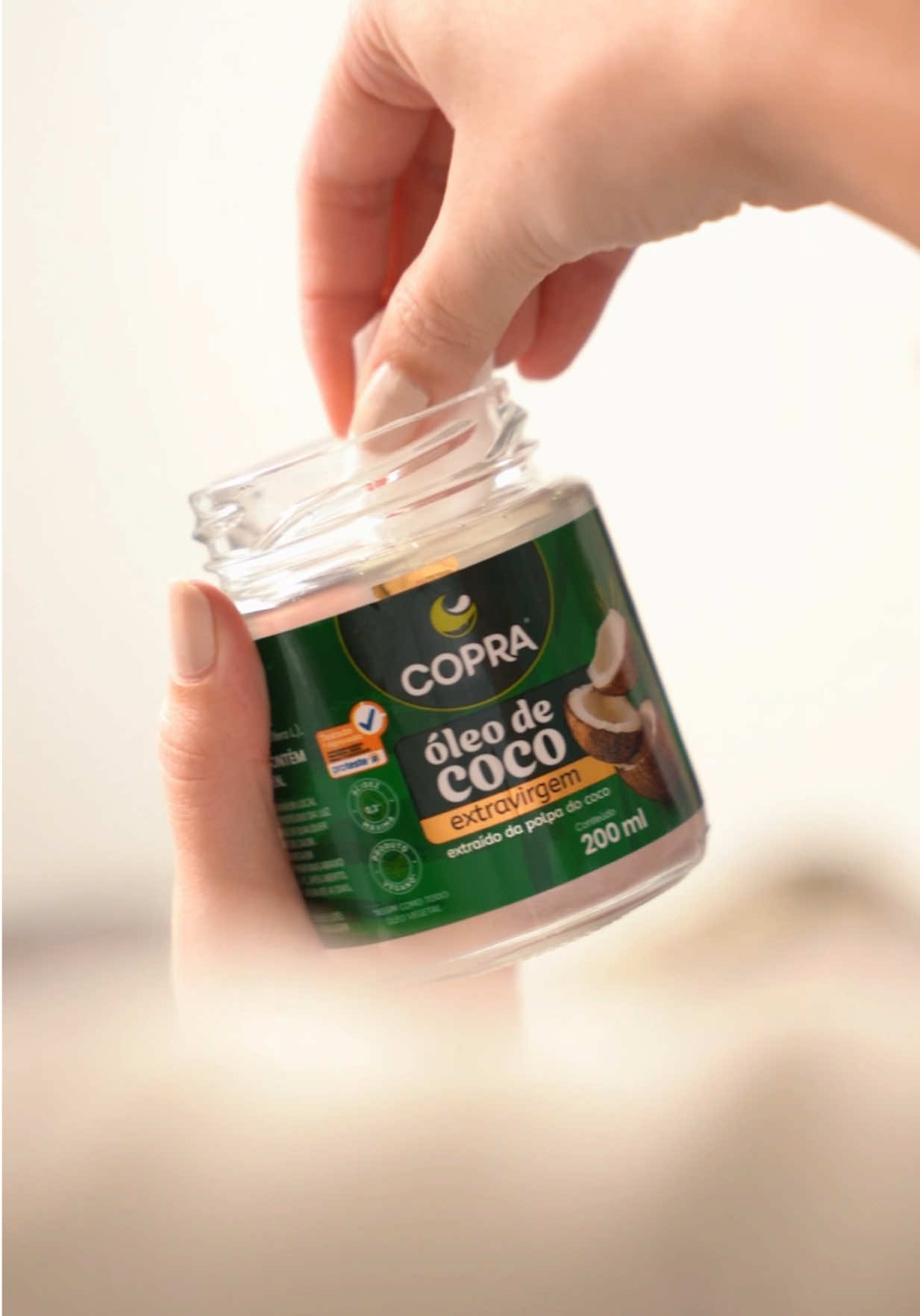 Se tem um truque que não abro mão, é ter sempre o Óleo Extra Virgem Copra comigo! 🥥✨ Hidrata, acalma a pele pós-depilação, remove a make e ainda deixa tudo macio e suave. E o melhor: é a única marca de óleo de coco extravirgem com selo PROTESTE. Um só produto, mil utilidades. Quem também ama essa praticidade!? 🤩 @Copra #publi 