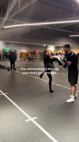 Padwork ASMR 💥  #kickboxinggirl #kickboxer #femalekickboxer #fyp 