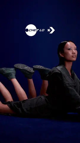 Converse x Chet Lo: El diseñador chino-estadounidense, radicado en Londres, aporta su audaz enfoque de diseño a los estilos icónicos de Converse, explorando texturas y colores únicos en la Chuck 70, la Run Star Trainer y prendas de edición limitada.