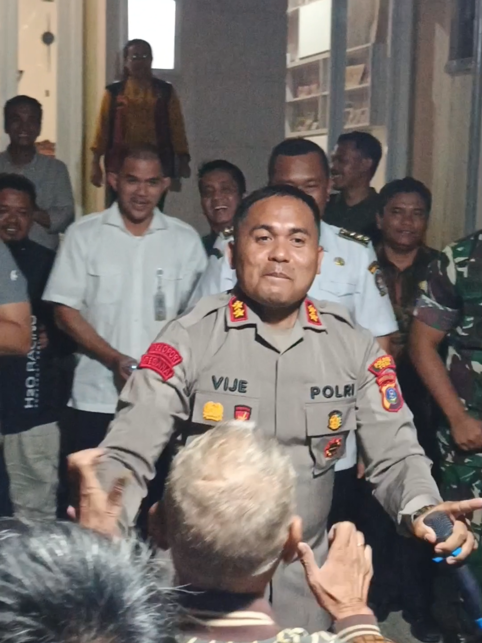 Kapolres Toba AKBP Vinsensius Jimmy Parapaga menunjukkan kepiawaiannya.  #tabolabale #lagutimur #kapolrestoba #toba #videoviral 
