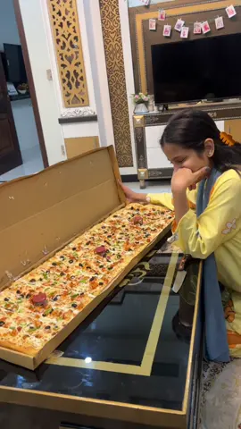 Itna bara pizza 😮  Pizza from @PiZZALOUNGE.PK #fyp #pizza #minivlog #vlogging #food 